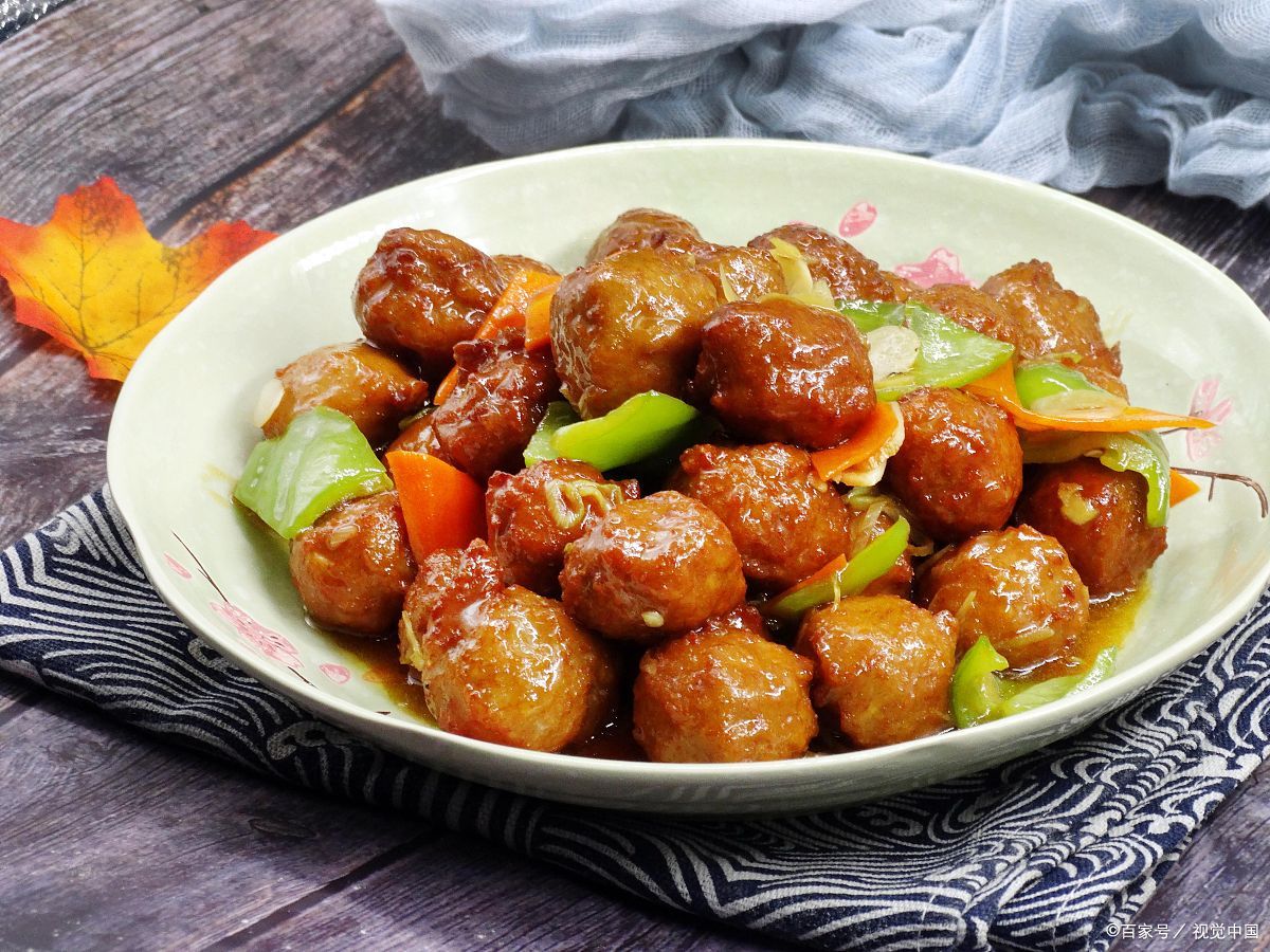 大家好,欢迎来到农村美食课堂,今天教大家做一道美味的包心肉丸焖排骨