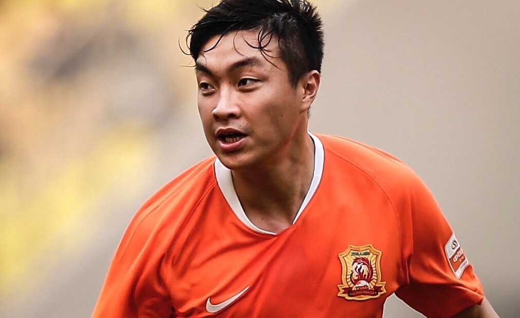 廖均健迎来事业上升期 踢球更自信给爱车喷上卓尔橙