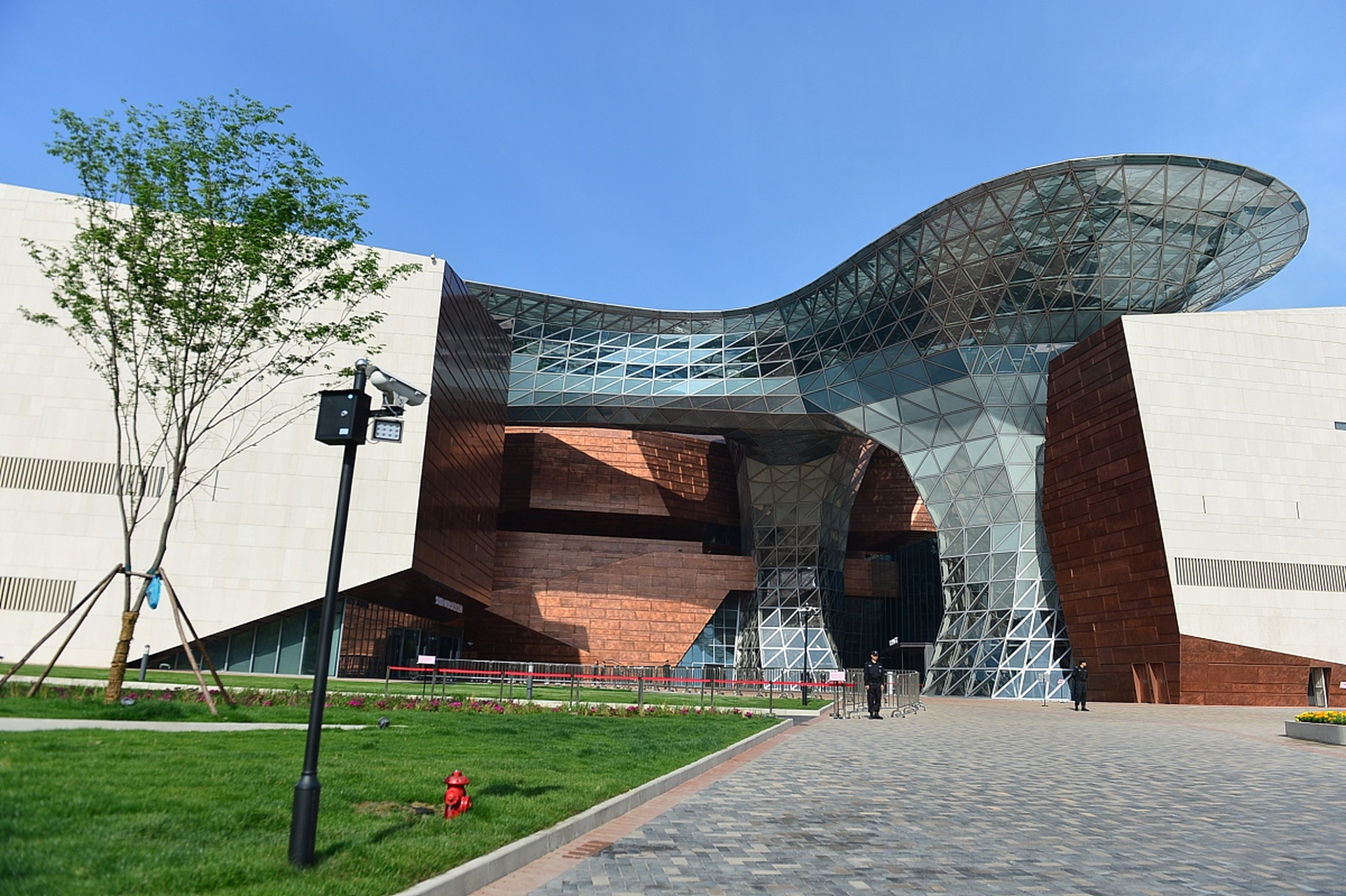 朝阳博物馆成立于1973年,位于南塔广场,是朝阳市最大的文物收藏,展示