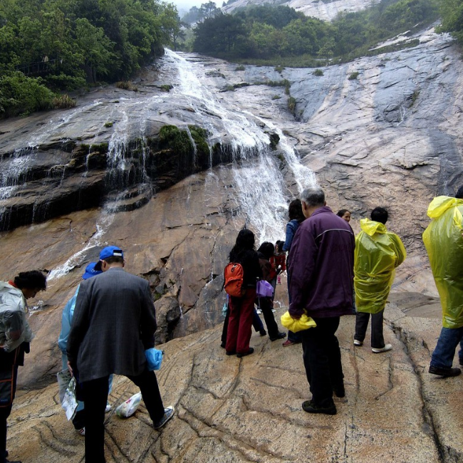 白云景区以钓桥庵为中心,钓桥庵又名白云庵,明前为道院,清康熙间改为