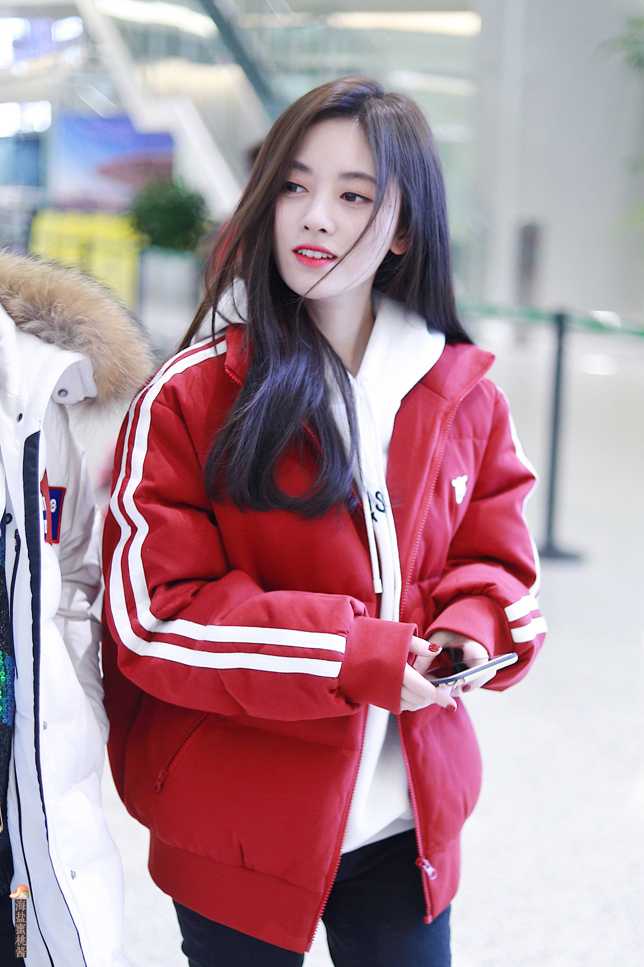鞠婧祎穿红色羽绒服内搭白色卫衣现身机场,皮肤白皙,笑容甜美.