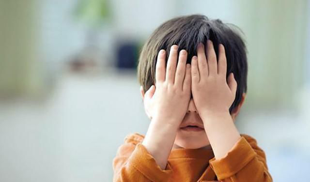 5岁儿子总挠头,妈妈以为孩子不爱干净,撩开头发后宝妈无法淡定