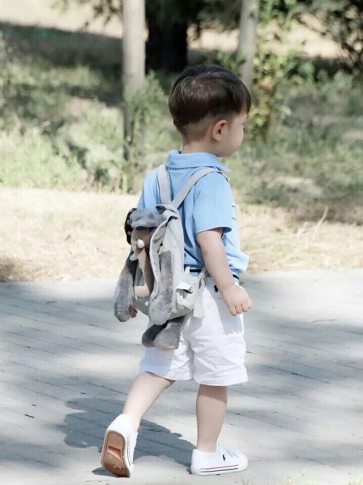 一家三口反差很大!中间的嗯哼幼儿园毕业很伤心,霍思燕却超开心