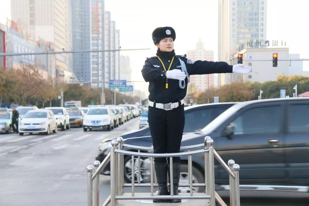 没错!她就是邯郸女子交警的领路人!