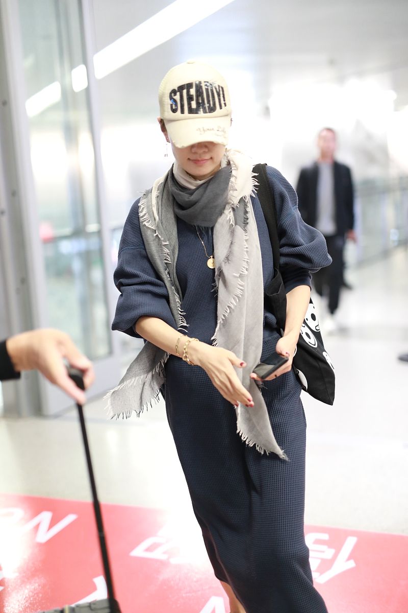 马伊琍街拍:堆堆领针织衫搭配半裙 毛边围巾文青范儿