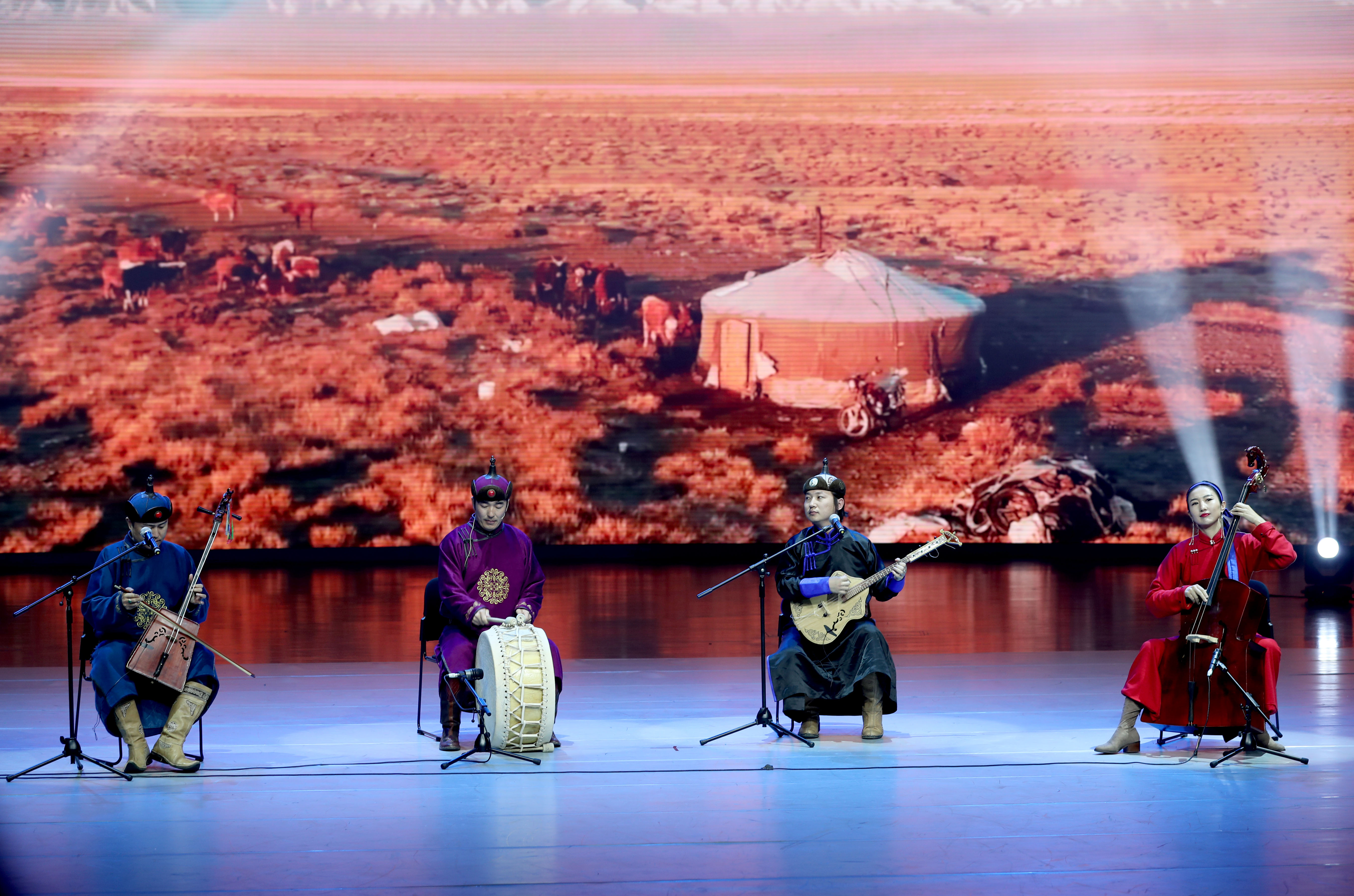 上海儿童艺术剧场上演蒙古族歌舞专场(2)