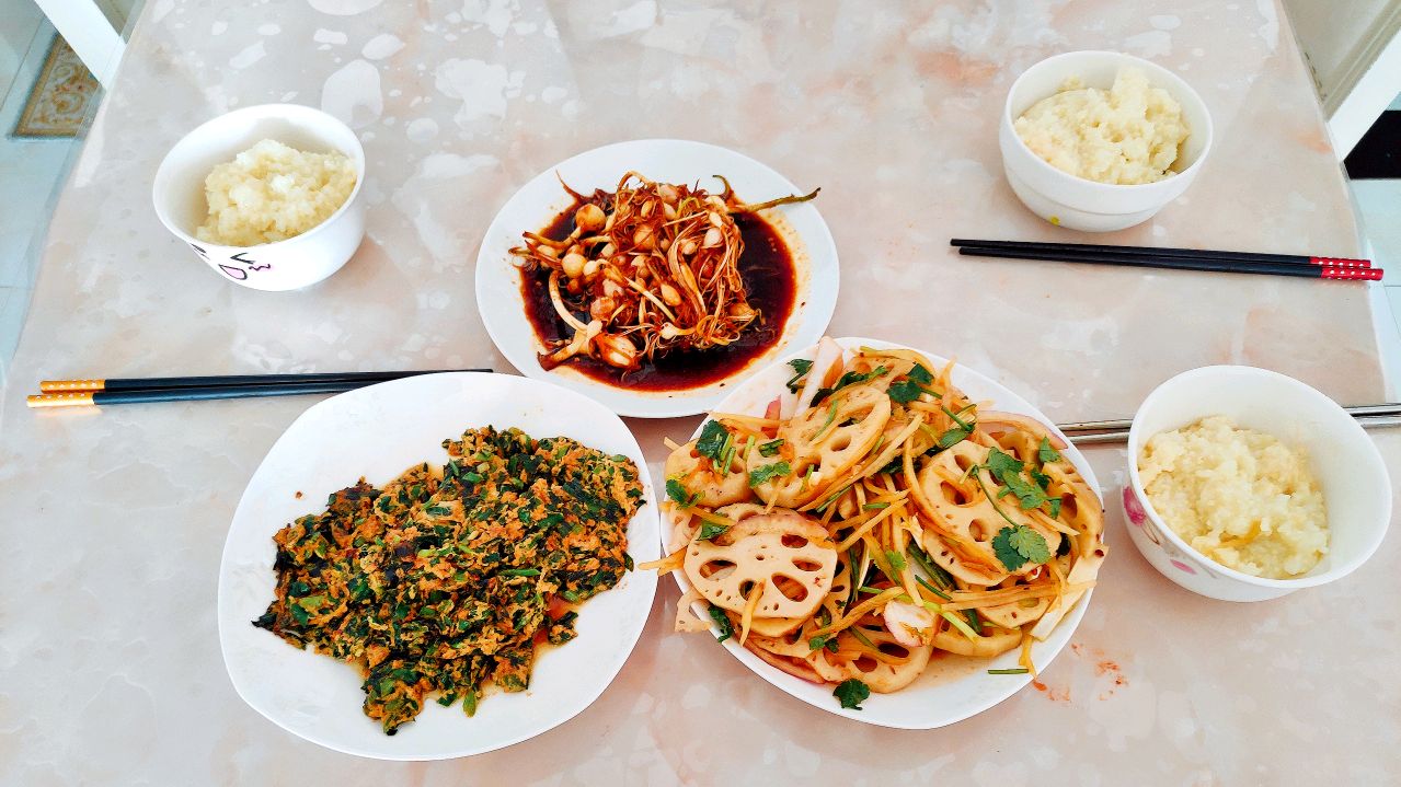 简单的清粥小菜 不用出去买了 爽脆藕片 二米粥一家人吃的很幸福