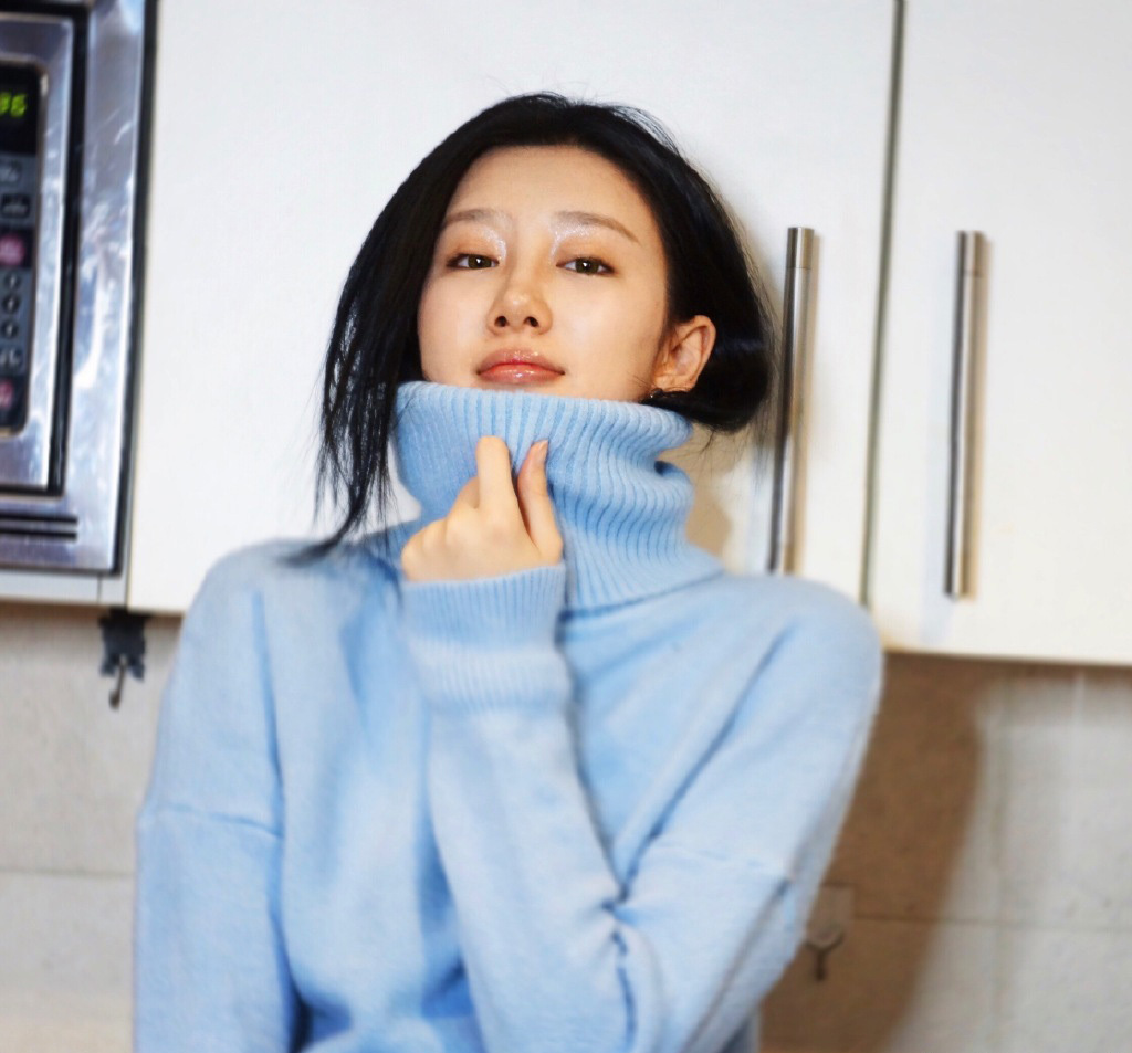 于子洋早期写真,一袭黄色深v雪纺裙,尽显白皙皮肤,大秀完美身材,秀出