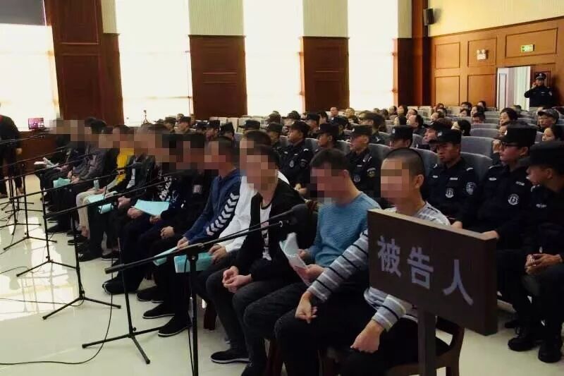 安庆一"套路贷"团伙19人受审 被控实施犯罪百余起