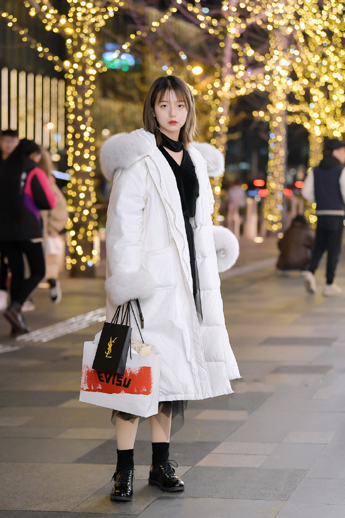街拍:都说羽绒服显臃肿,可能你穿错了技巧