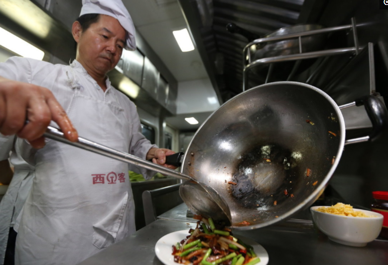中国厨师炒菜为啥只用勺子,不用锅铲?饭店大厨说出这个厨房秘密