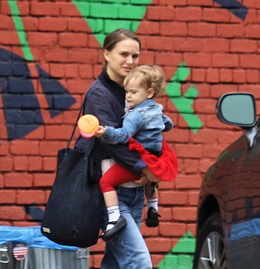 娜塔莉·波特曼冒雨抱娃去上音乐课,小公主卷发萌翻天