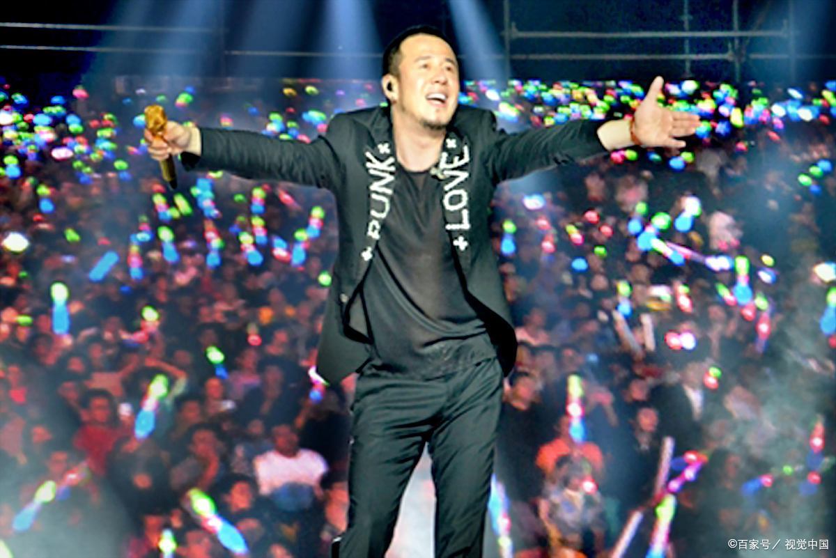 杨坤盐城演唱会现场37000多人啊!