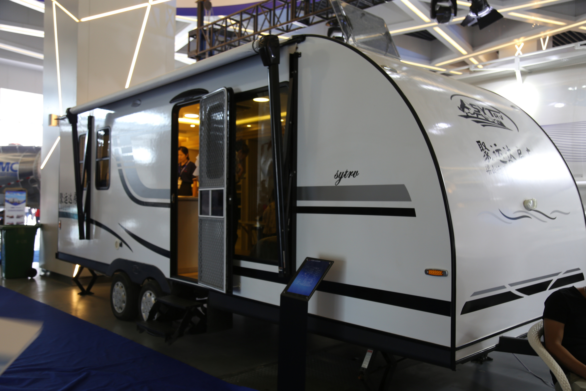 c1驾照就可以拖上路的8米长双轴拖挂房车,大城市里的超值公寓