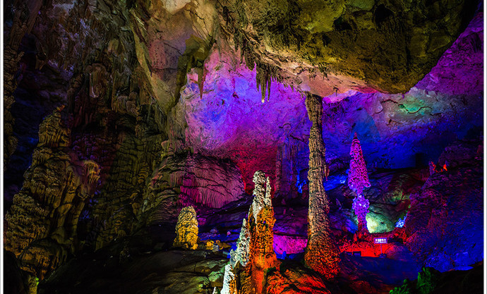 银子岩溶洞是典型的喀斯特地貌,贯穿十二座山峰,属层楼式溶洞