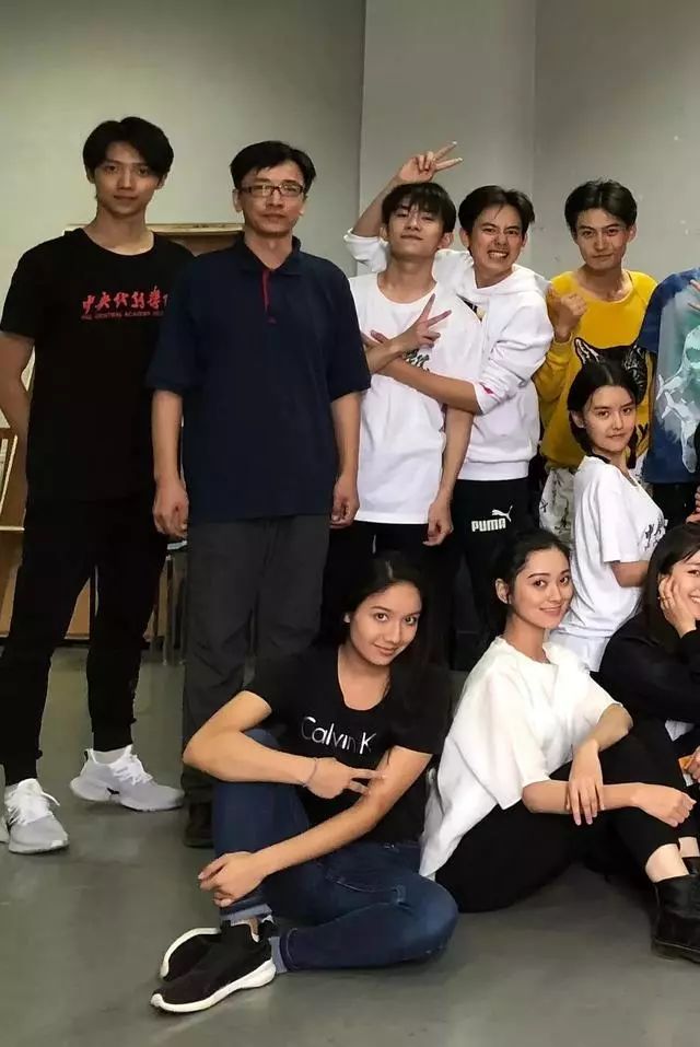 中戏北电18届19届大合照,看看哪个学校颜值高