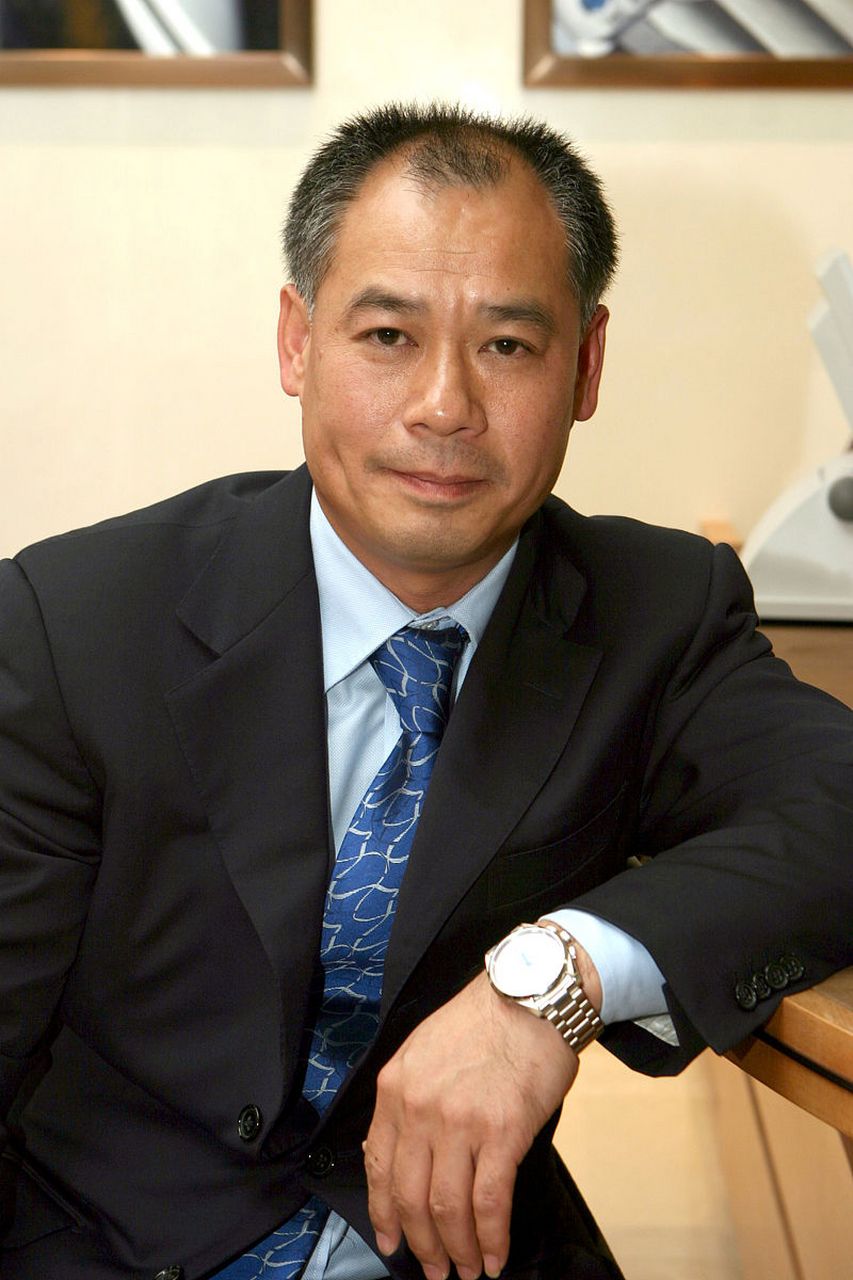 1993年,李宁娶了师姐陈永妍为妻,可一直生不出孩子,去医院检查是,医生