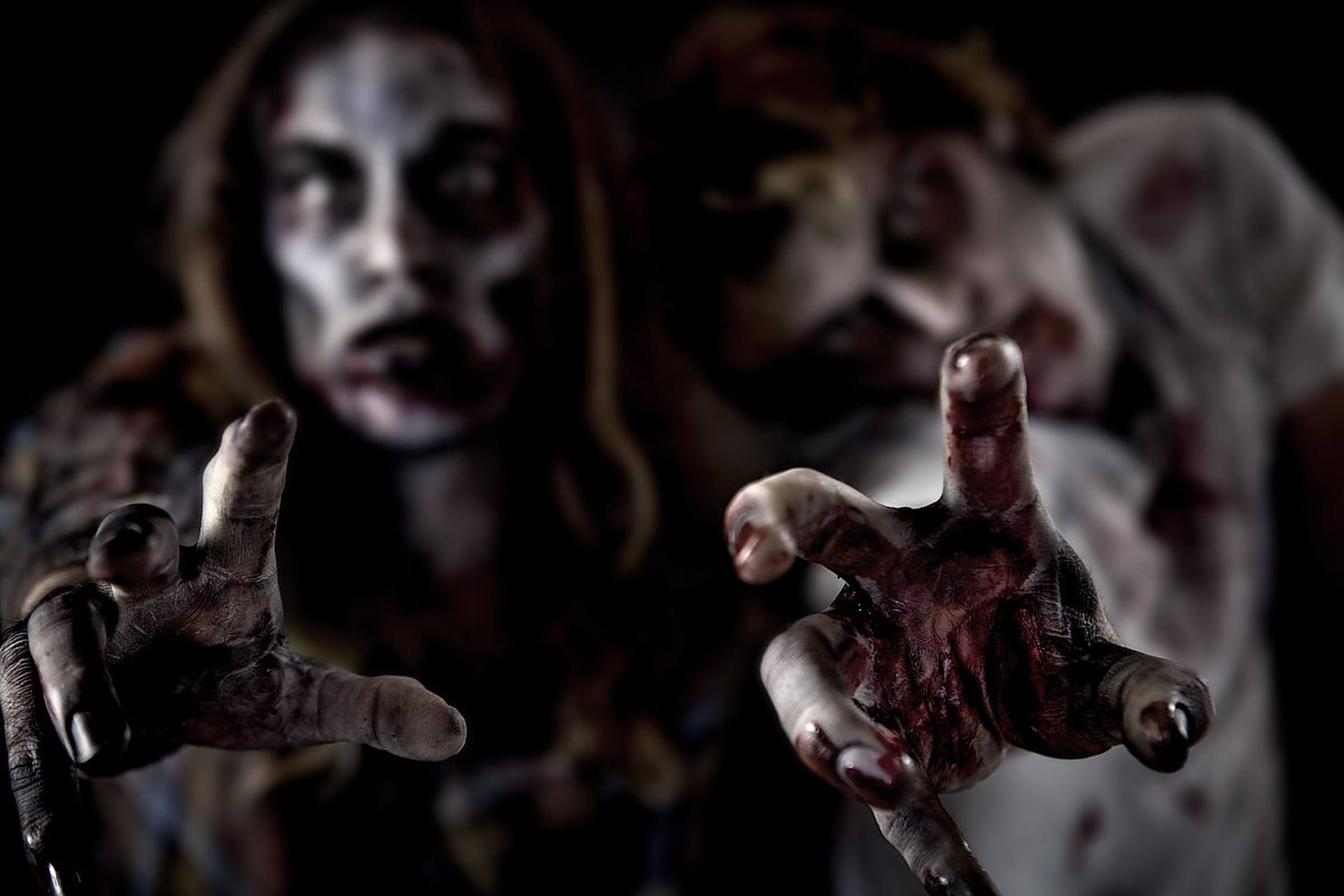 李明,张博教授和林晓在影绘桥进行超自然现象研究,利