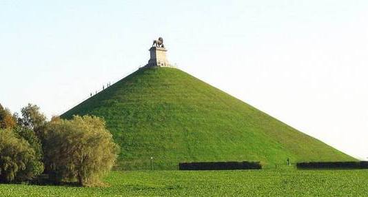 小山叫铁狮峰,属于人造山,建于1826年.