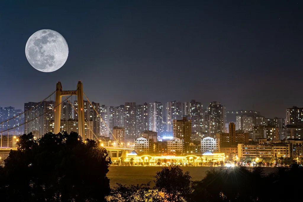 城市的月亮图片