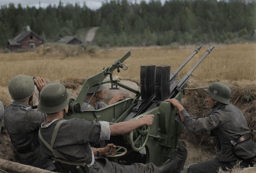 这是一张来自太平洋战场的照片,拍摄于1944年3月,一名美军士兵正在
