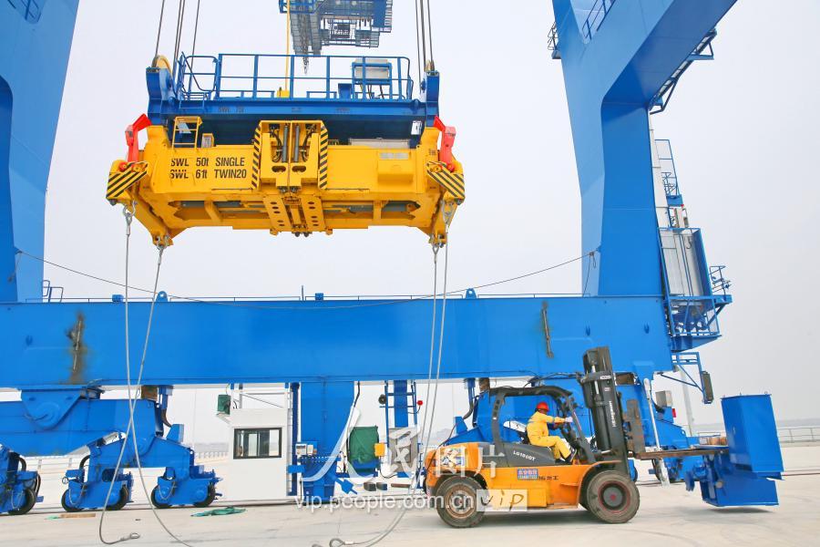 江苏南通通海港区集装箱岸桥吊机到位