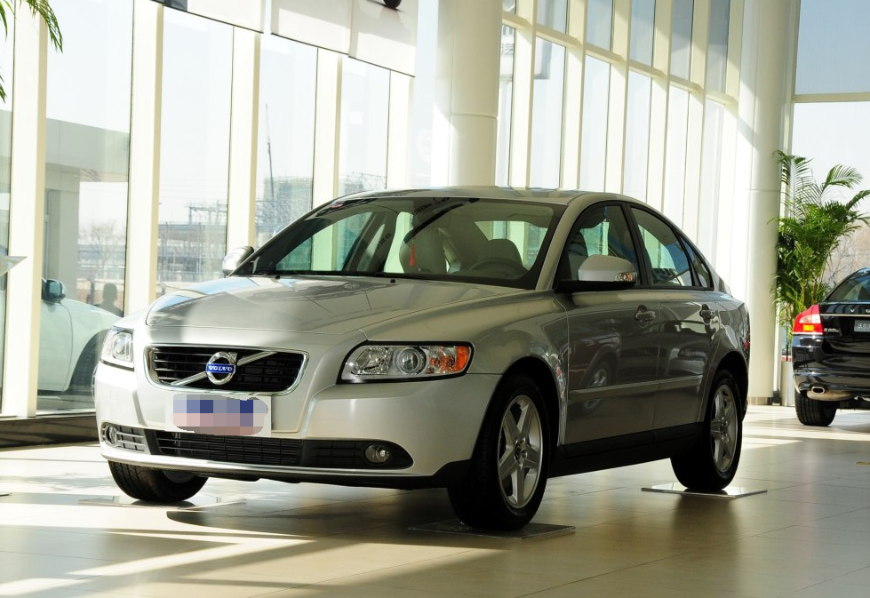 沃尔沃s40大气得外观,内饰布局让你十分舒服,让人越看越喜欢