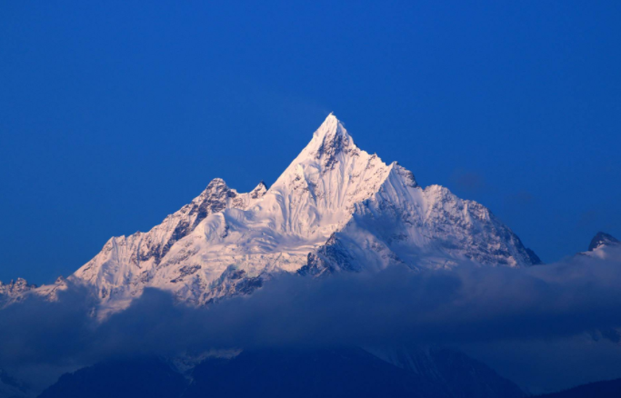 欣赏一组缅茨姆峰的图片,缅茨姆峰非常的巍峨.