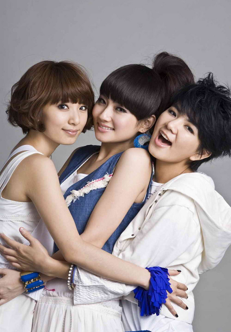 she是一支由selina,hebe,ella三位成员组成的女子音乐组合.
