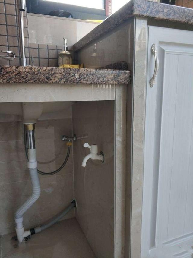 随手用瓷砖在阳台自制洗衣柜,手艺太好,省了1000块!真值了