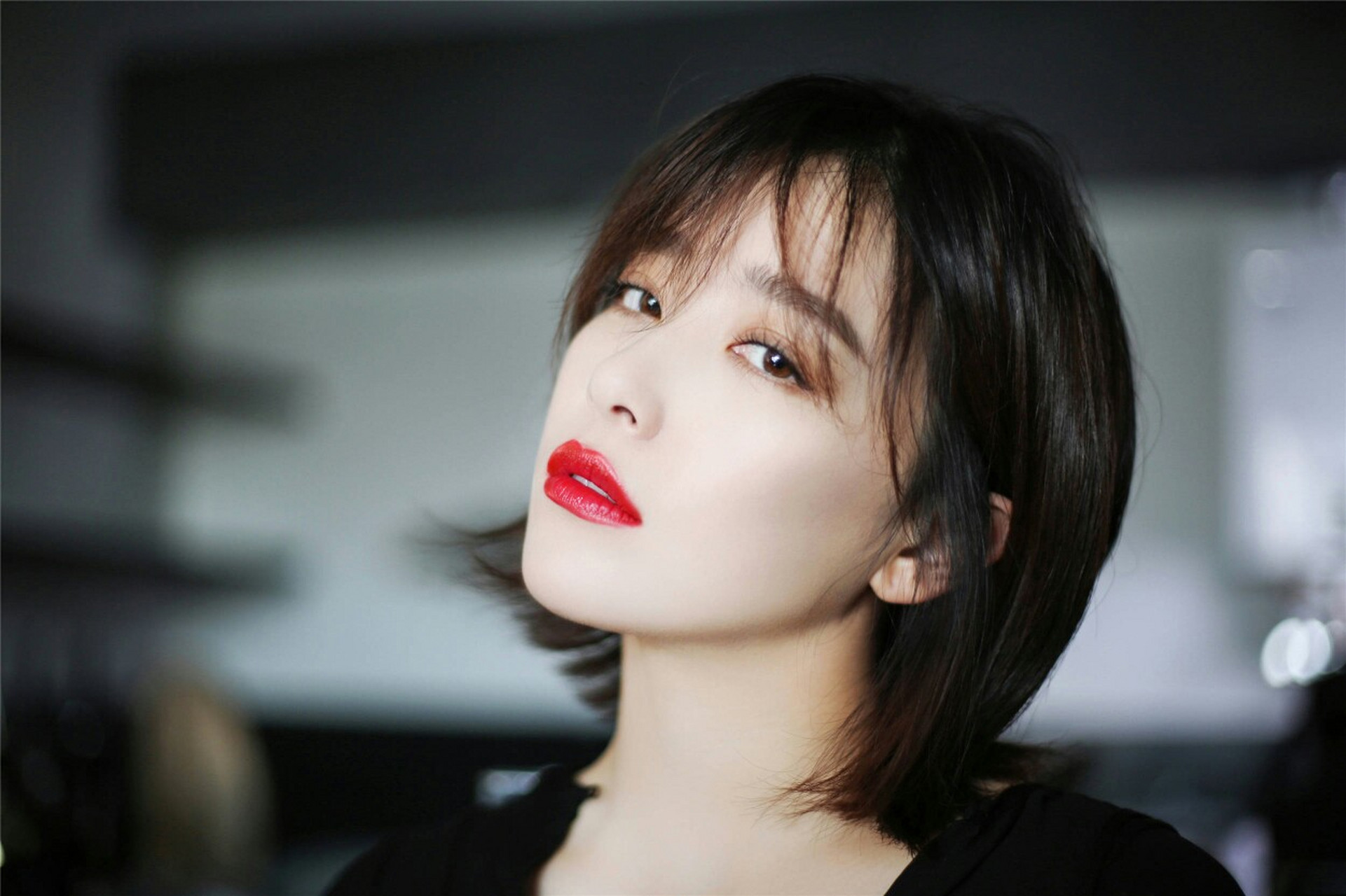 说实话,阚清子的脸不算太有辨识度,在娱乐圈里也算不上很漂亮,再加上