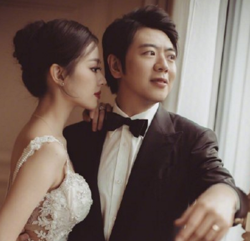 郎朗晒出结婚照,妻子鸽子蛋钻戒很抢眼,李玉刚评论却格外现实