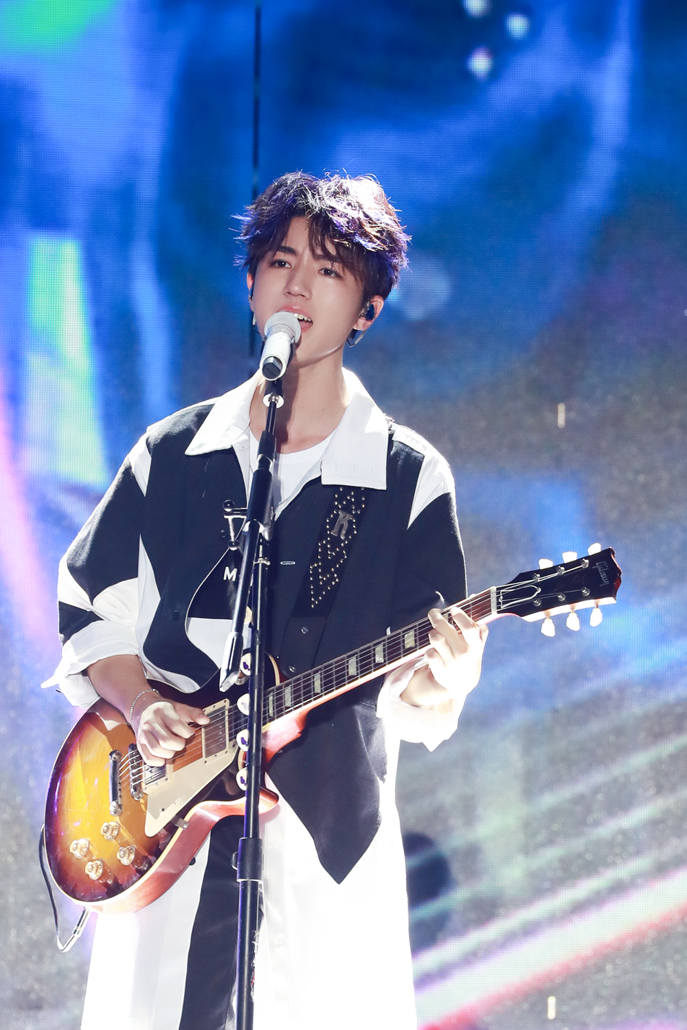 王俊凯弹吉他是什么感觉?粉丝:有谈恋爱的感觉