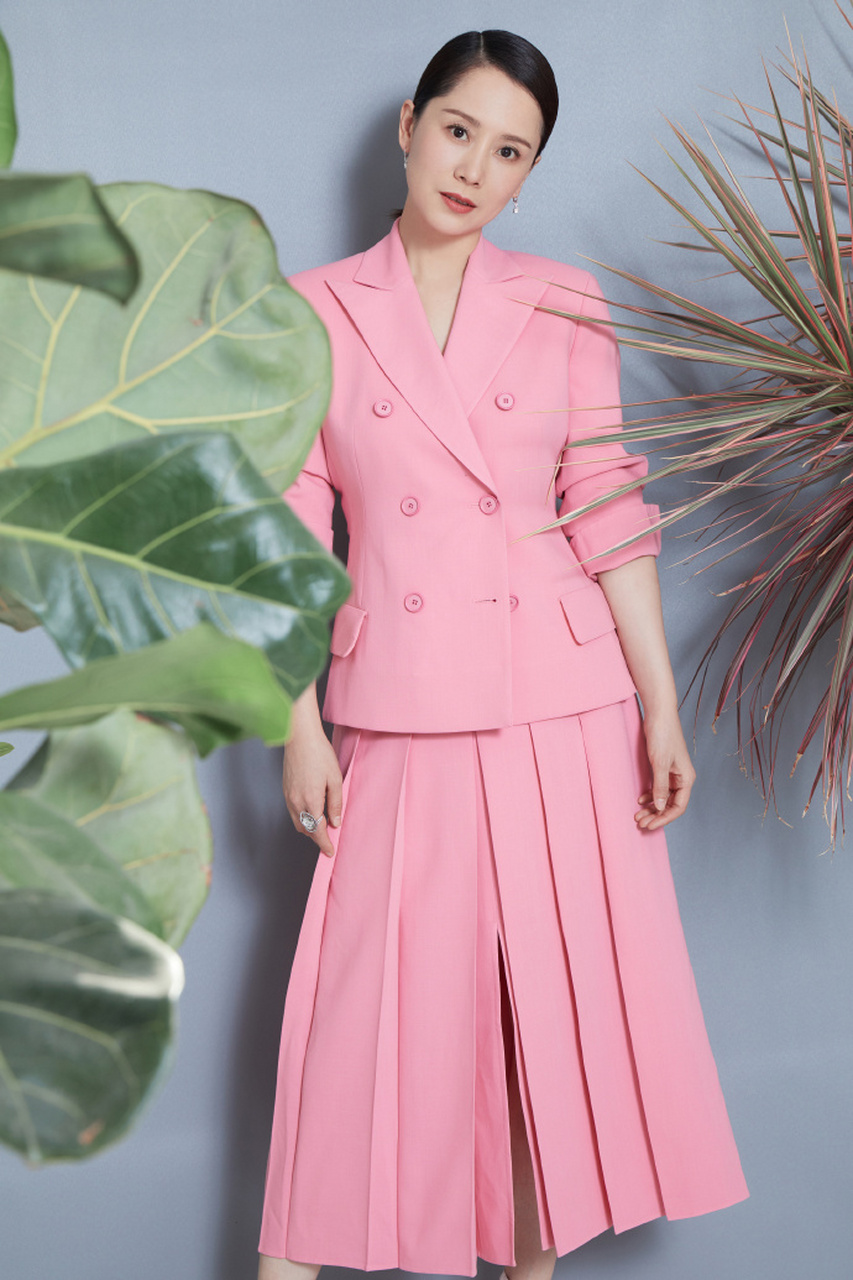 "国民媳妇"海清演绎春日连衣裙穿搭,身材曼妙优雅知性,各种裙装都驾驭