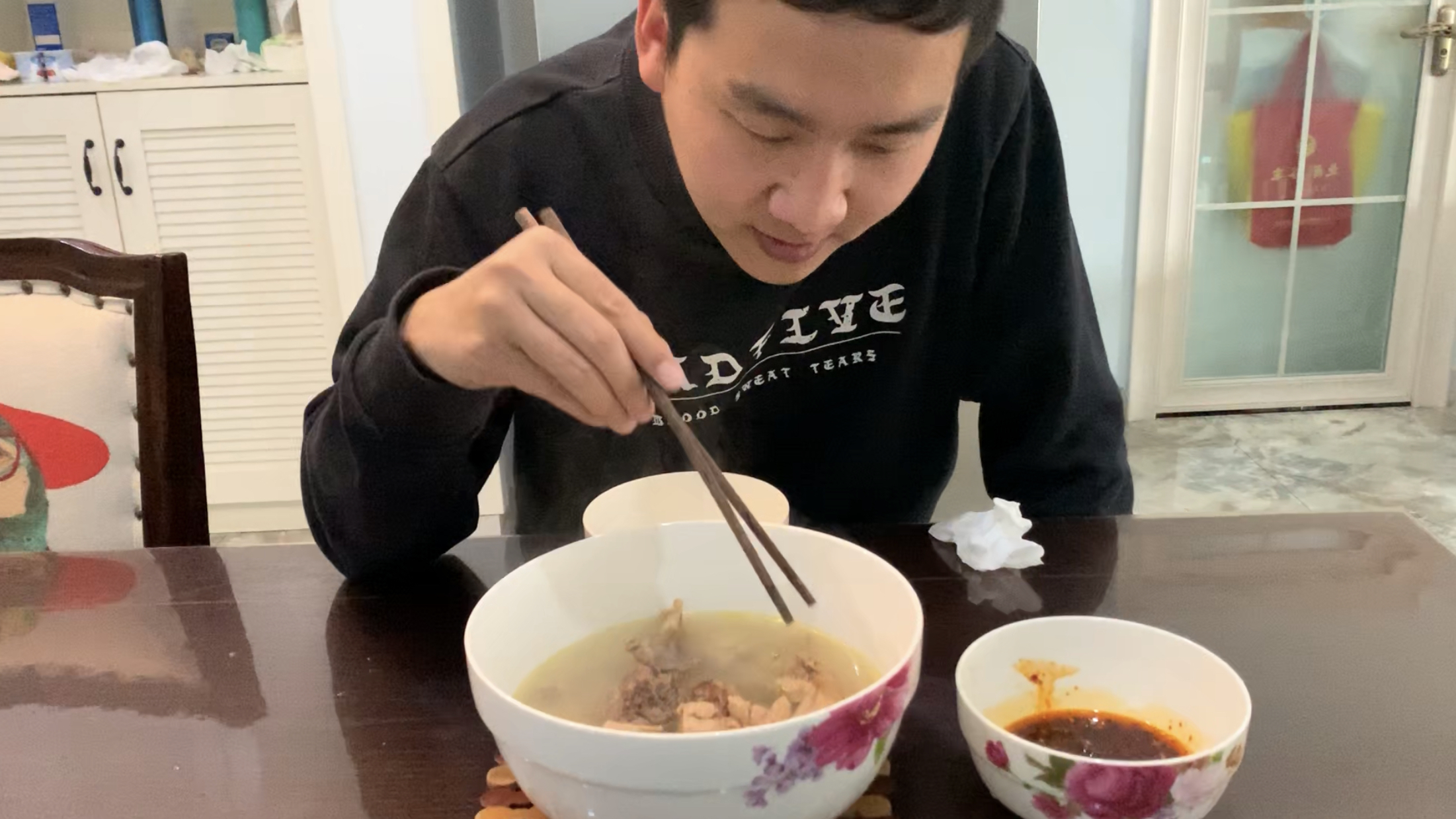 墨鱼炖鸡,清淡好吃,汤浓味美