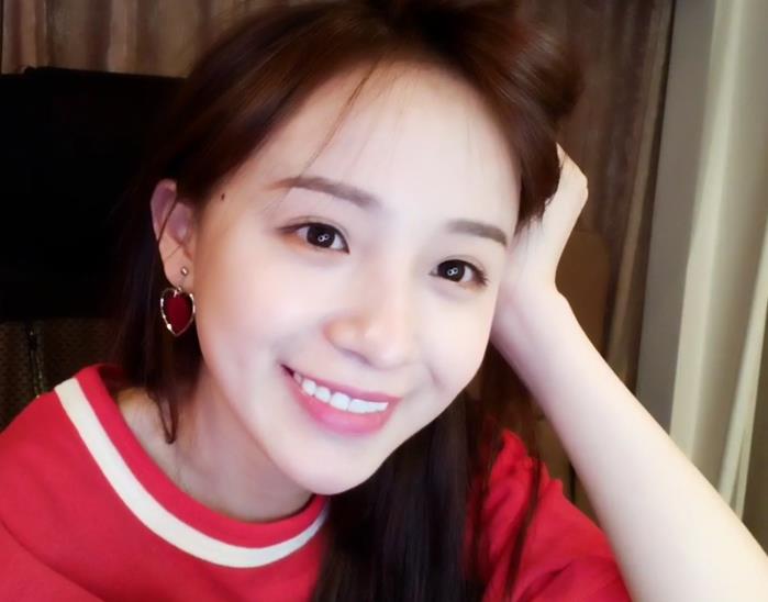 周二珂直播划水玩出新花样,仅凭一张脸就能引来土豪疯狂刷钱