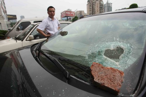 车玻璃被砸碎,为啥保险公司会拒赔?车险员:只因你说错了一个字