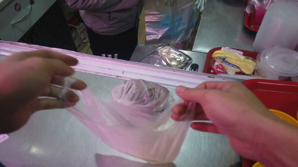 你订的外卖手撕鸡拼白切鸡饭,是这样做出来的,下次还会点吗?