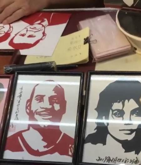 发际线犹在!杰弗森逛豫园城隍庙发现詹姆斯剪纸头像画