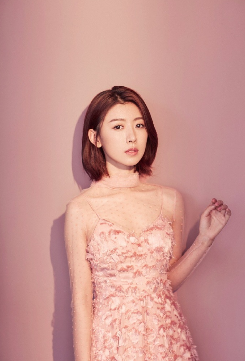 清新脱俗的美女演员,毕业于解放军艺术学院,看起来很有魅力