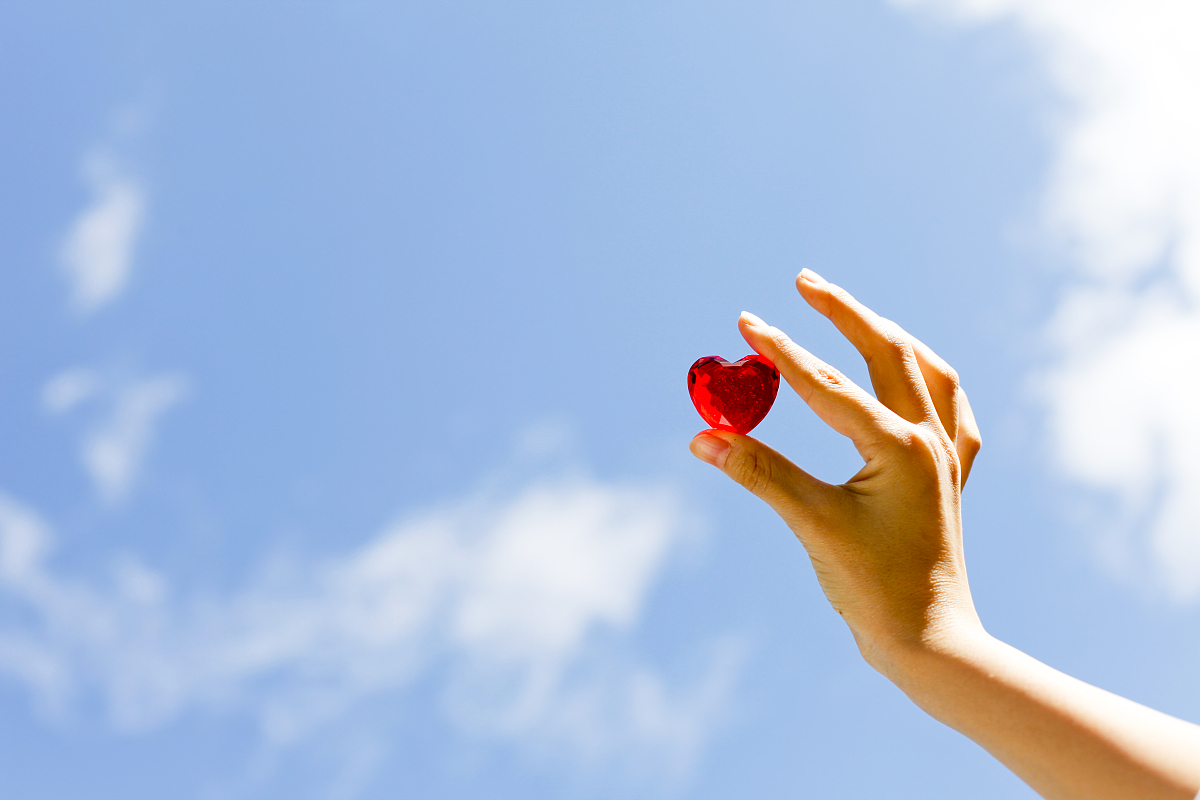 那么,我们应该如何帮助他们重建生活呢?