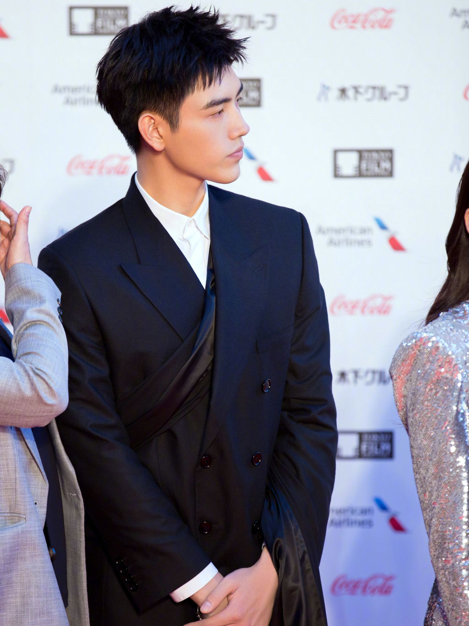 185cm许凯和188cm陈飞宇,同样搭配黑色西装,一个霸道一个少年!