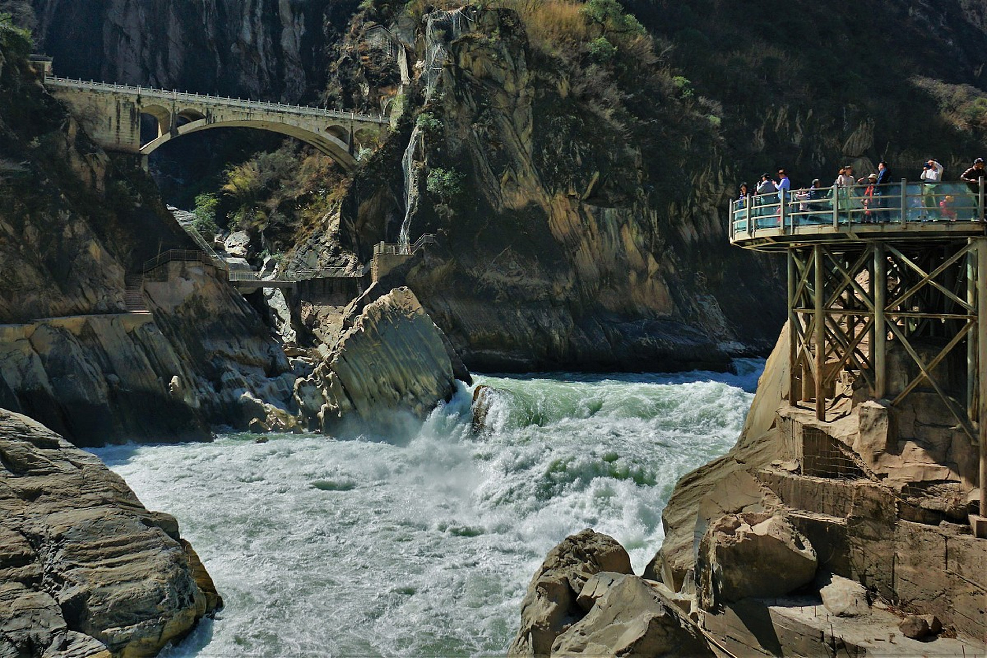 虎跳峡徒步攻略 虎跳峡位于中国云南省洱源县,是一处风景秀丽的自然