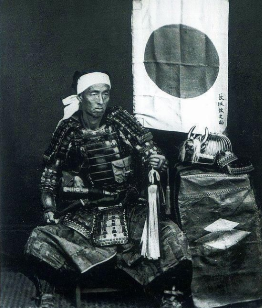 头棒白带子的日本武士,在日本这样是武士道精神的一种表现,而在我国却