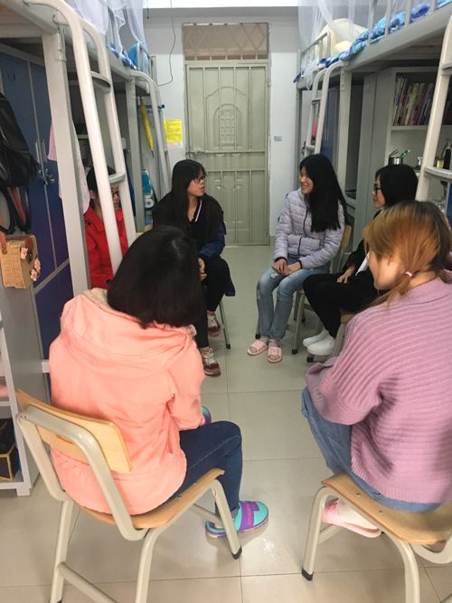 大学宿舍晚上卧谈会也太丰富了,"聊异性"是必有项目?