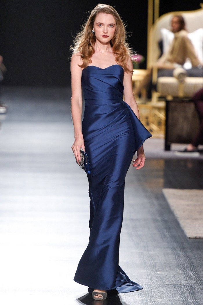 模特在t台上自信优雅,走秀落落大方,这身时装设计感十足,尽显国际大牌