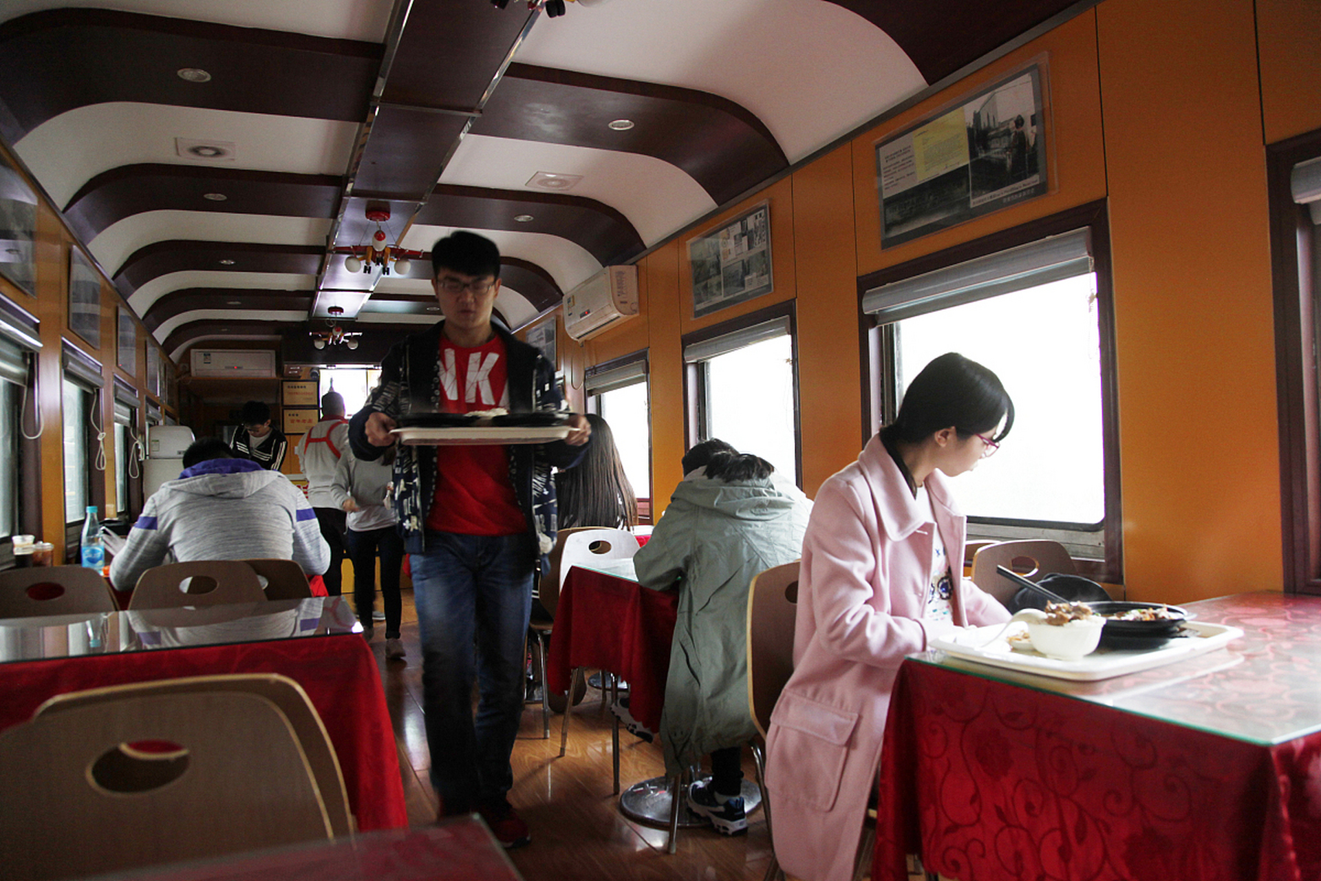 女子进入列车餐车后被要求先交100元,因点餐发生争执,心脏病发作!