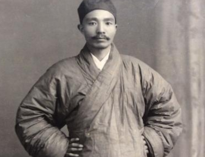 老照片:民国时期的道士,图2为两个在打坐的道士,图4叉腰的道士