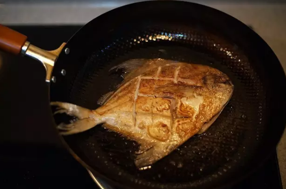 大叔家的海鲜美食:干煎鲳鱼,鲜嫩多汁,金黄焦香,家人爱吃!