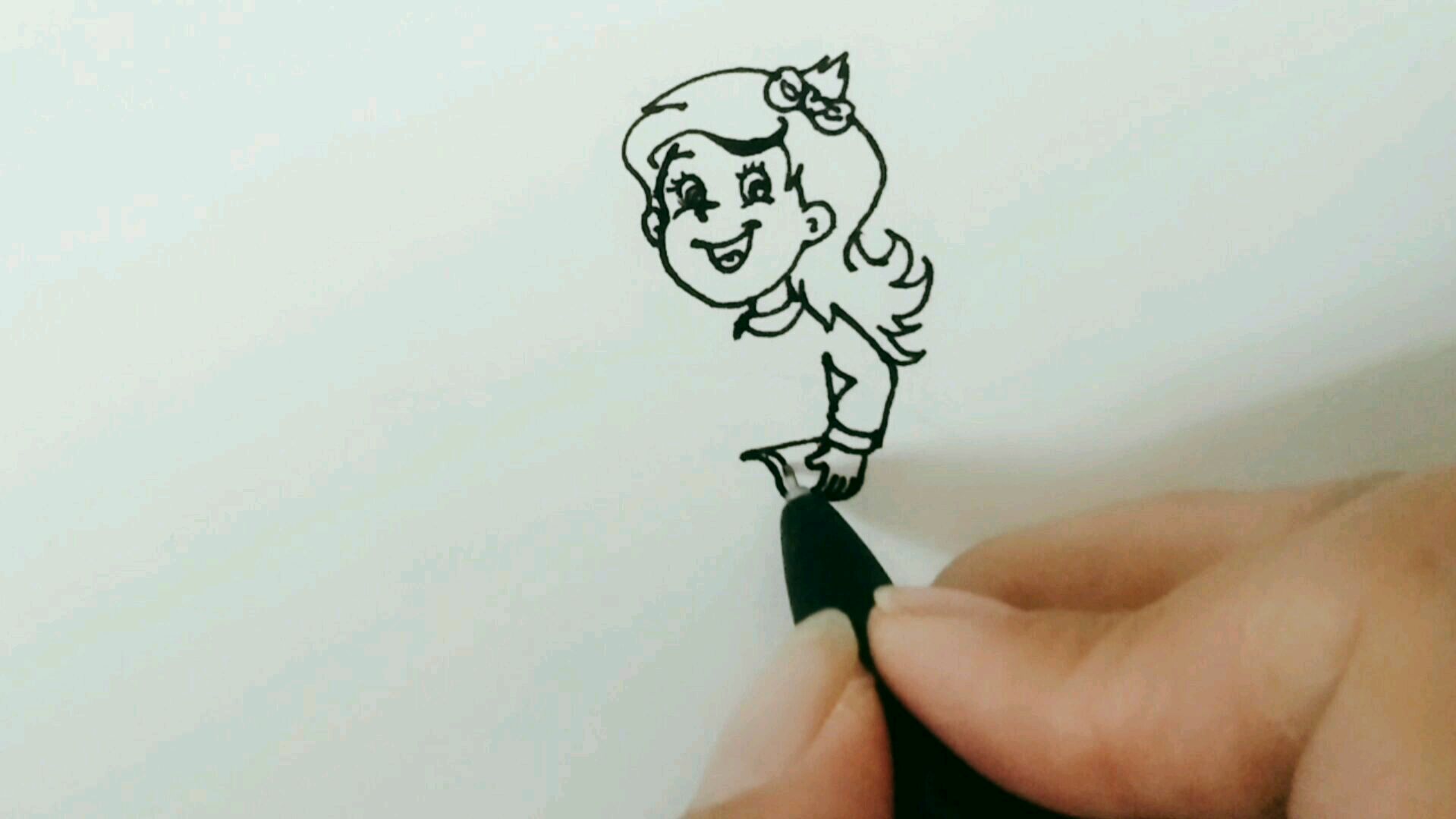 手绘简笔画去上学的小女孩
